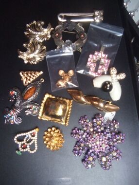 Brooches and pendant lot